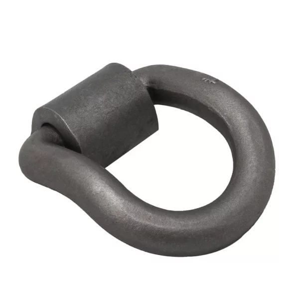 Un anillo D de metal cerrado para amarrar sobre un fondo blanco.
