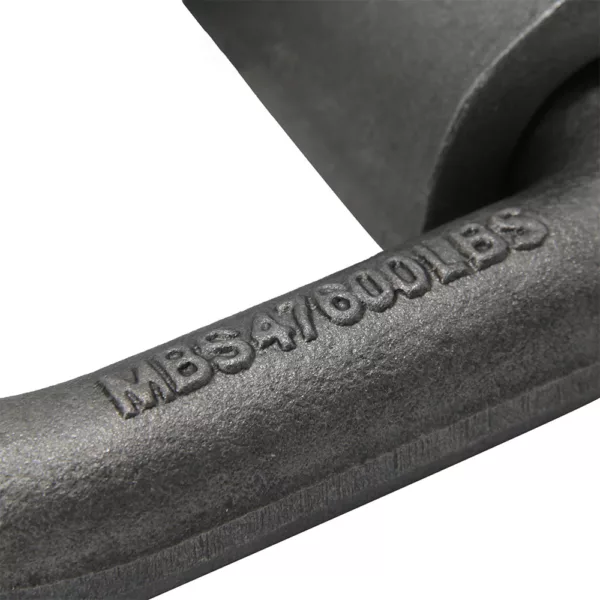 Close-up van een gewichtsmarkering op metaal, met aanduiding "m855/4000lbs" naast een D-ring voor sjorren.