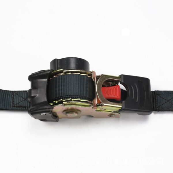 Close-up of the 1" LC 340kg black/green Retractable Ratchet Strap with a metal buckle and red release button for cargo securing.