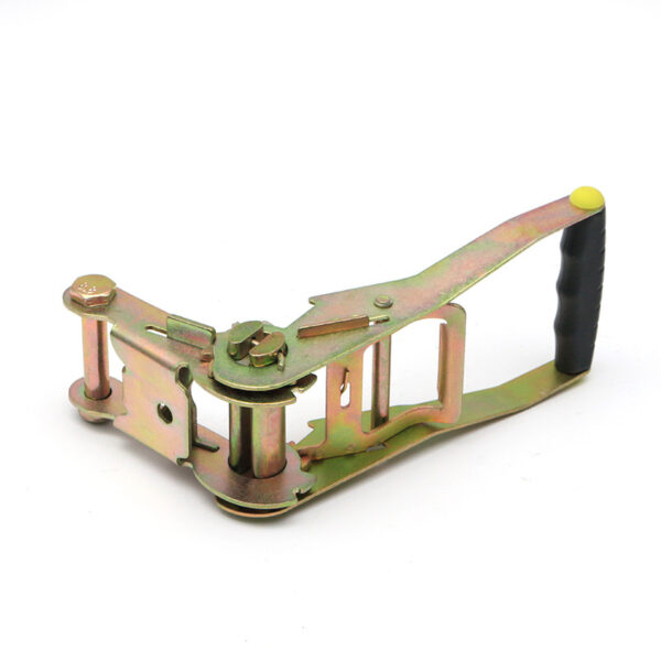 The 1.5” Plastic Handle Ratchet Buckle, 3T, securely tightens loads with its metal tensioner and durable plastic grip.