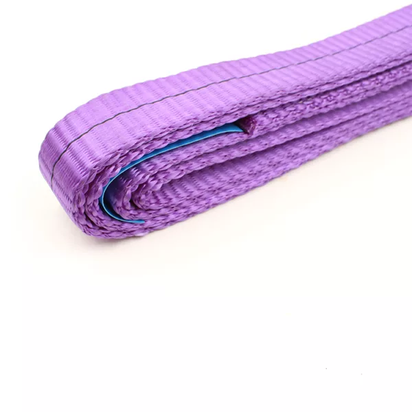 Esterilla de yoga enrollada de color morado con un desgarro visible y eslinga de cincha sin fin personalizada 1T.