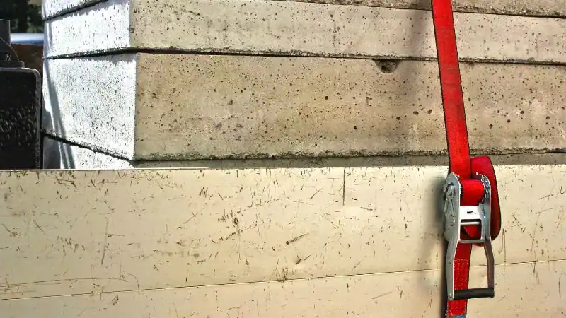 ጭነትን ለማስጠበቅ ምን ያህል ራትቼ የታሰሩ ማሰሪያዎች ያስፈልጋሉ?