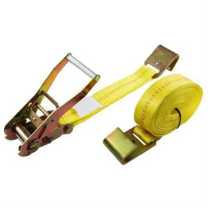 Ein gelber Winder Tenacity Heavy Duty Ratchet Strap Zurrgurt mit Metallschnalle und losem Ende, isoliert auf weißem Hintergrund.