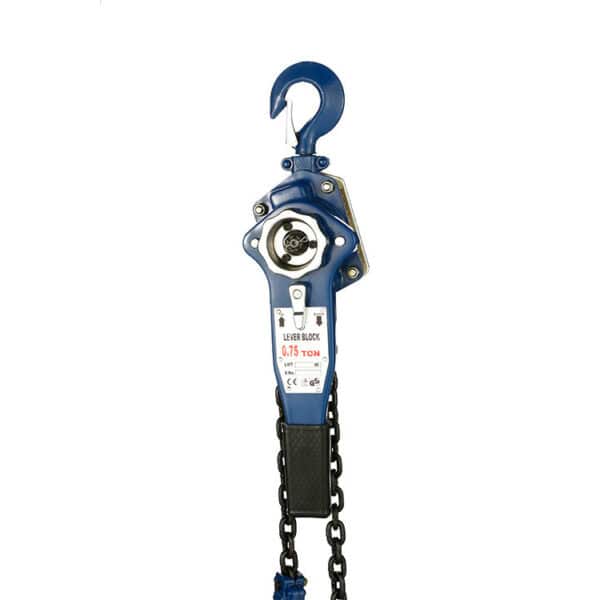 Um bloco de alavanca azul de 1/4 de tonelada com gancho e corrente, semelhante ao modelo Mini Chain Hoist de 1/4 de tonelada.