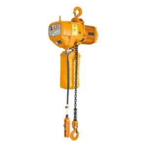 Palan electric de ridicare compact galben, capacitate de 0,5 tone, cu motor, pandantiv de control și un lanț suspendat cu un cârlig suplimentar.