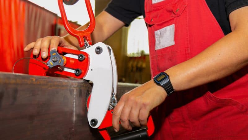 безопасно эксплуатировать подъемный зажим