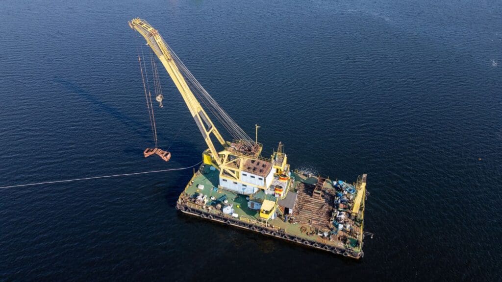 a barge with a crane and hoist for offshore lifting and rigging